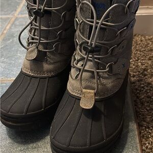 Cabela's Outdoor Kids Black and Gray waterproof thinsulate Snow Boots size 1